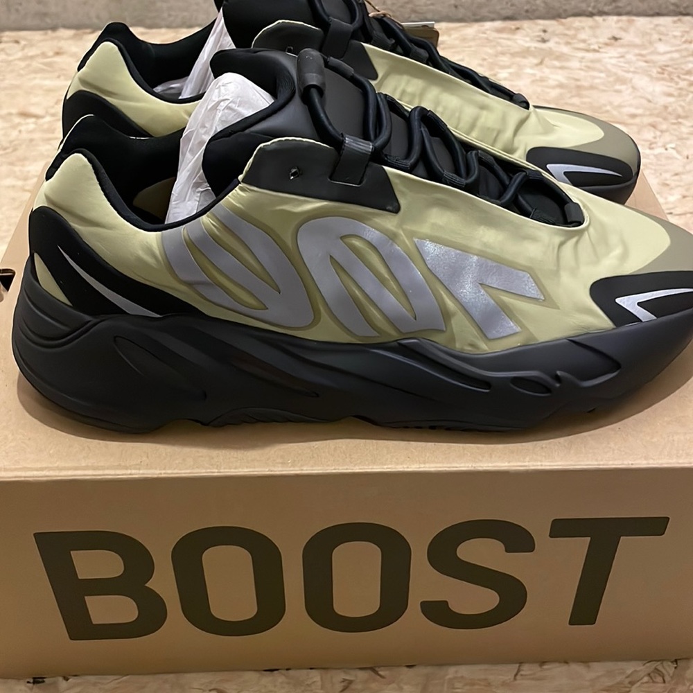 Yeezy 700 MNVN “resin” size 11.5 men’s new with tags